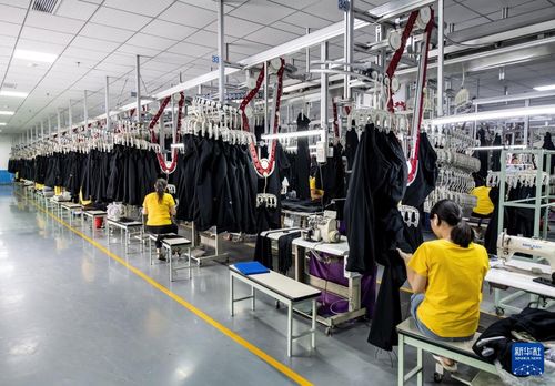 新華全媒+丨從家庭作坊到現(xiàn)代化工廠 從鄉(xiāng)鎮(zhèn)企業(yè)到國際知名企業(yè)——探訪福建晉江民營(yíng)服裝服飾零售業(yè)的蝶變之路